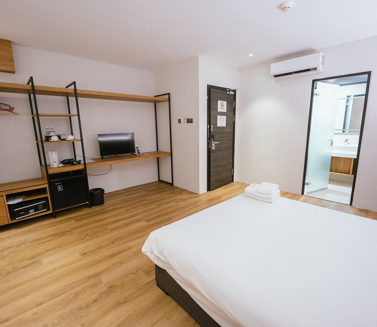 Deluxe Queen Room (No Window)