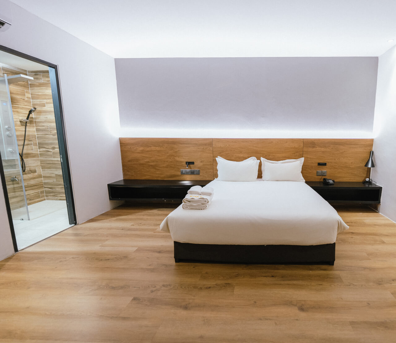 Deluxe Queen Room (No Window)