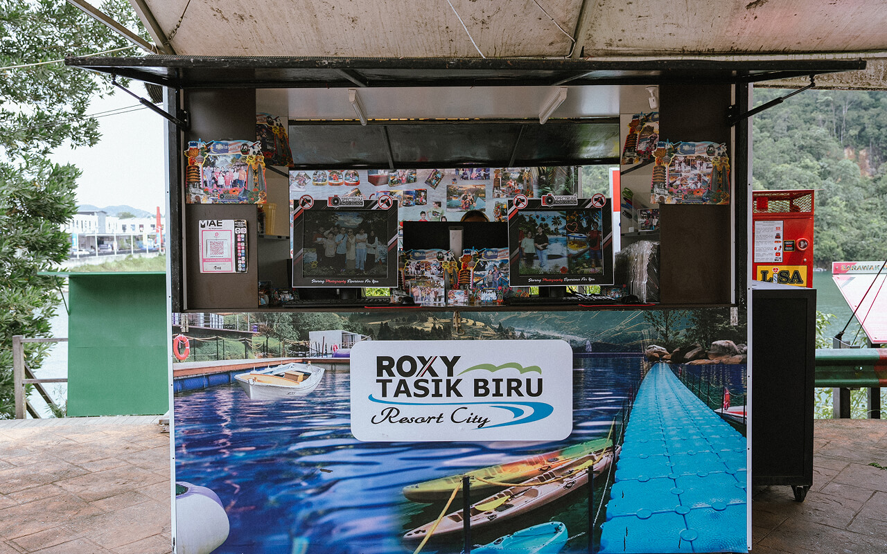 Roxy Tasik Biru